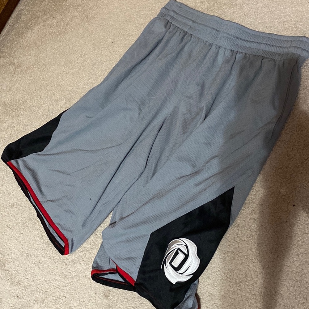 Men’s L Adidas Derrick Rose athletic shorts